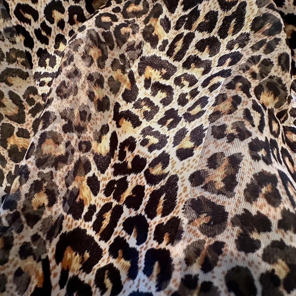 ANIMAL PRINT, NWOT, WOMENS SCARF. THIN, LIGHTWEIGHT, POLYESTER WITH A SILK FEEL.